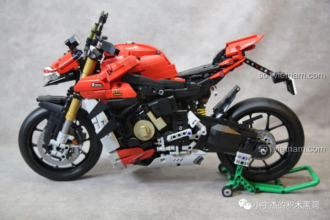 Mô hình PanlosBrick 672105 Ducati V4 đã hoàn thành, đặt trên chân chống oai phong