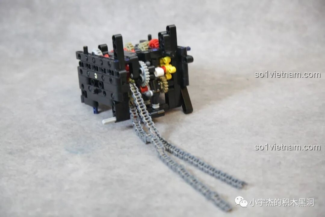 Phần lõi động cơ của PanlosBrick 672105 Mô hình Ducati V4 đã hoàn thành, bánh răng và xích hoạt động trơn tru