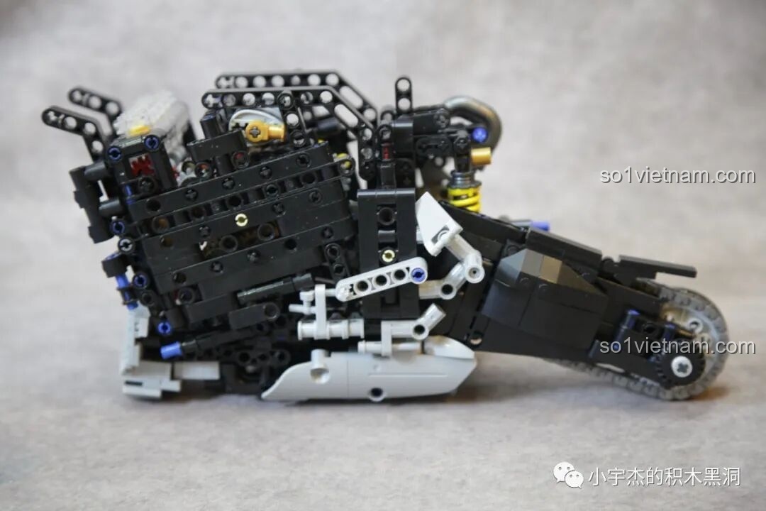 Khung xe PanlosBrick 672105 Mô hình Ducati V4 dần hình thành với hệ thống giảm xóc đã lắp đặt