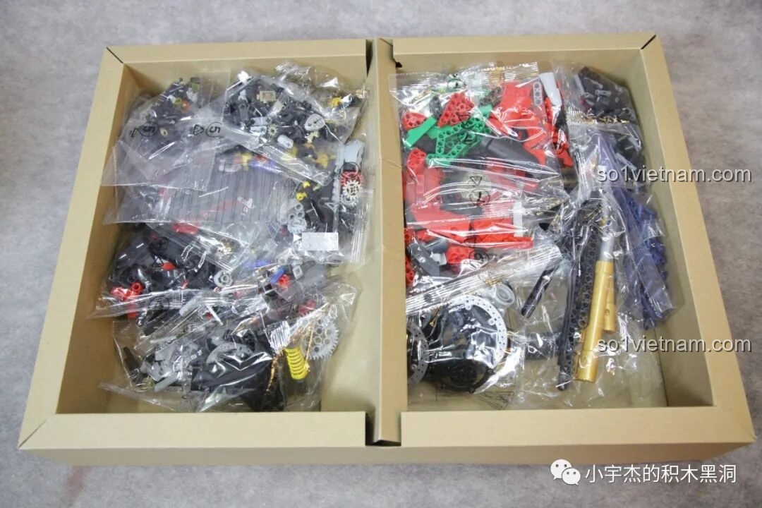 Bên trong hộp PanlosBrick 672105 Mô hình Ducati V4 với nhiều túi chi tiết được sắp xếp gọn gàng