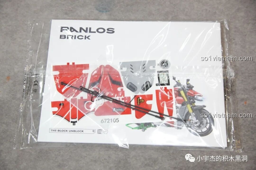 Các chi tiết cao su mềm và bộ decal dán đi kèm sách hướng dẫn PanlosBrick 672105 Mô hình Ducati V4