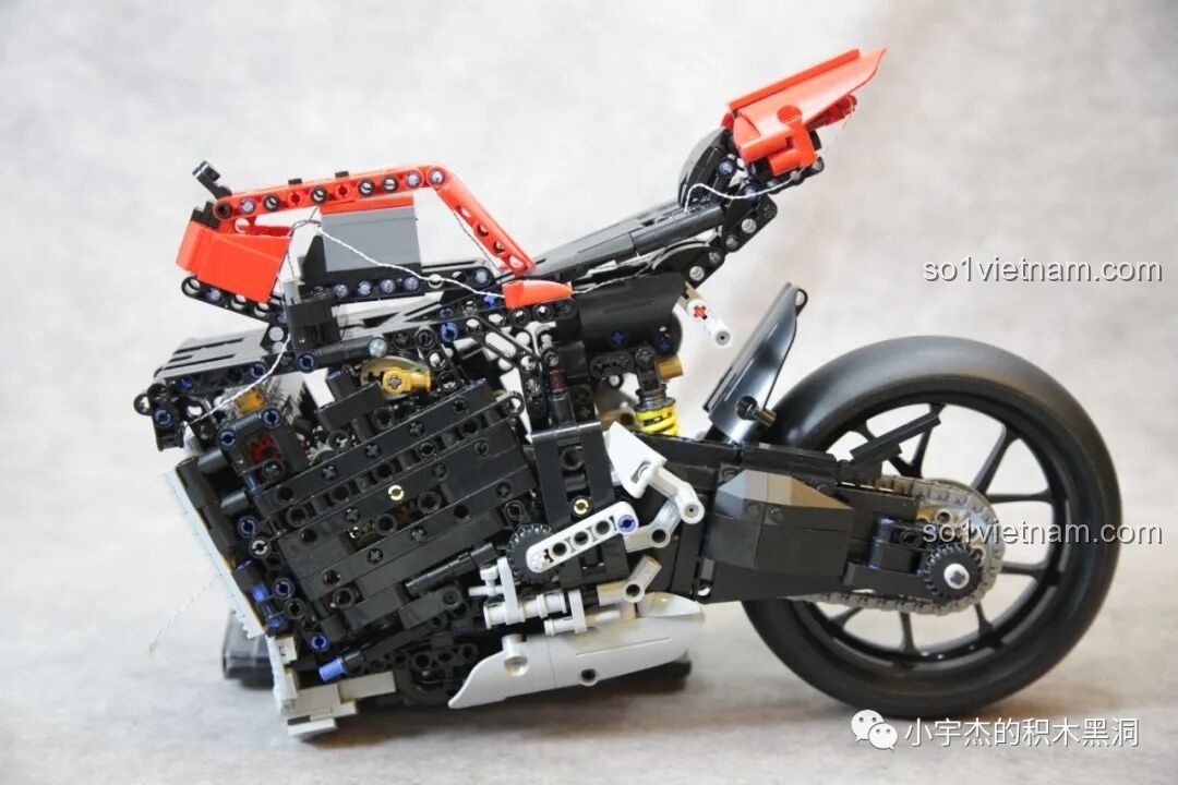 Phần thân xe và bánh sau của PanlosBrick 672105 Mô hình Ducati V4 đã được kết nối