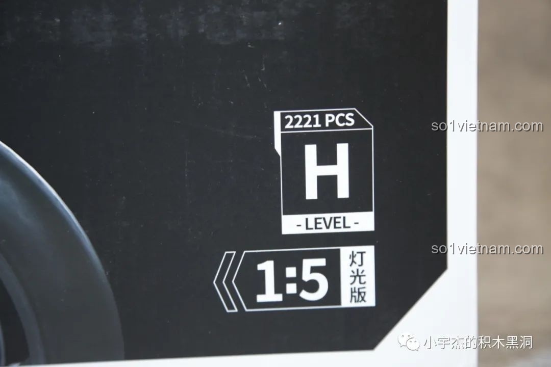 Cận cảnh thông số 2221 chi tiết, cấp độ Hard, tỉ lệ 1:5 và đèn LED của PanlosBrick 672105 Mô hình Ducati V4