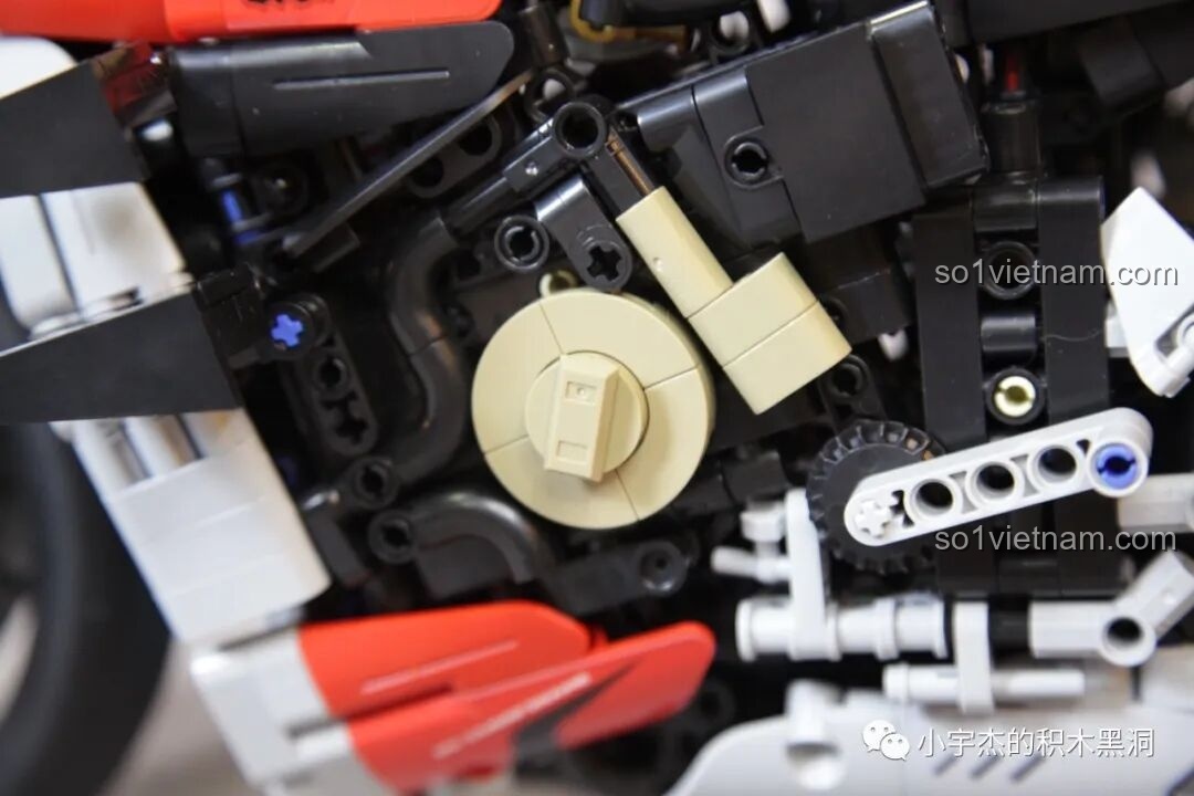 Cận cảnh bộ phận truyền động của PanlosBrick 672105 Mô hình Ducati V4, thể hiện sự tinh xảo