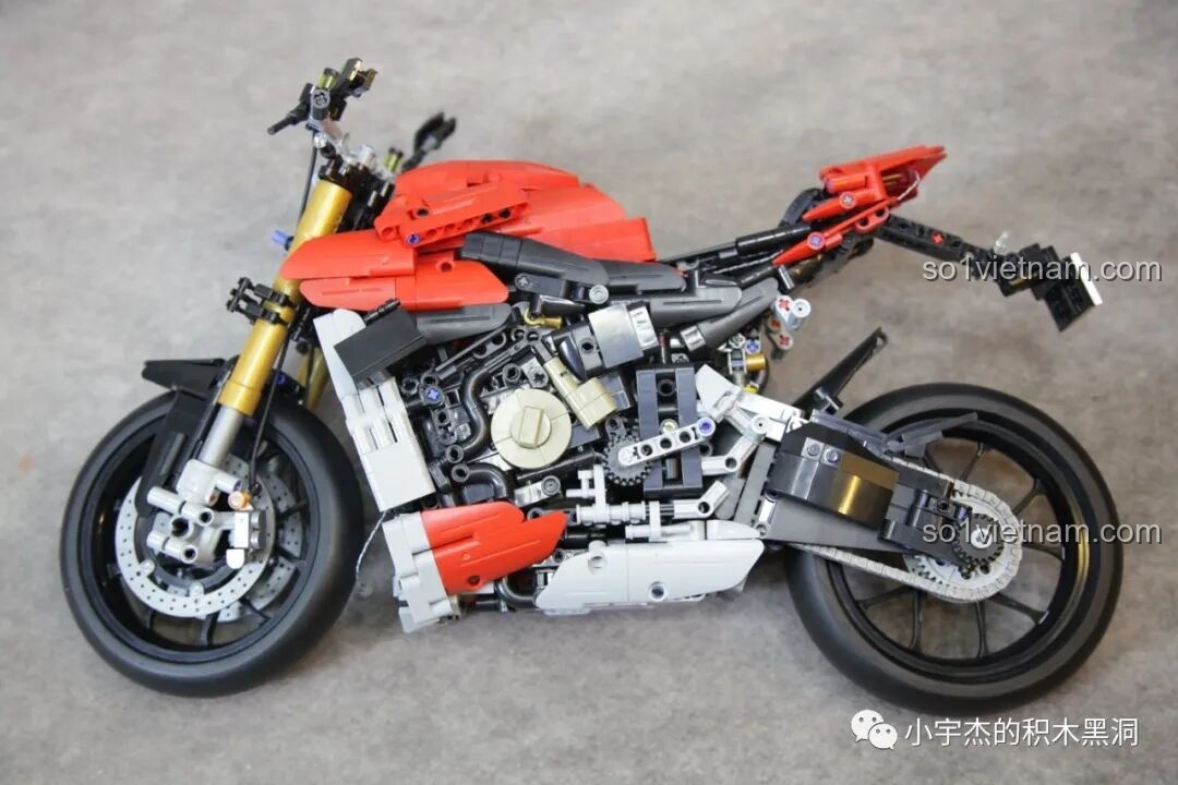 Vỏ xe PanlosBrick 672105 Mô hình Ducati V4 đã được lắp gần xong, hiện lên mạnh mẽ