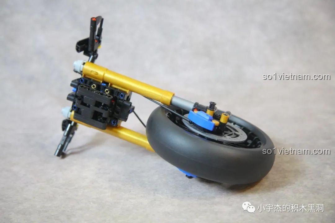 Bước lắp ráp thứ hai của bộ lắp ghép PanlosBrick 672106 Mô tô Tốc Độ Rapid, tiếp tục xây dựng khung sườn, đồ chơi mô hình cho bé trai.