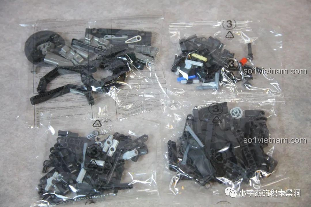 Bước lắp ráp đầu tiên của bộ lắp ghép PanlosBrick 672106 Mô tô Tốc Độ Rapid, bắt đầu với khung sườn, đồ chơi mô hình cho bé trai.