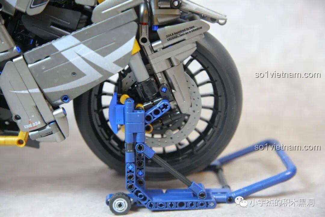 Bánh trước và giảm xóc của bộ lắp ghép PanlosBrick 672106 Mô tô Tốc Độ Rapid, chi tiết màu vàng nổi bật, đồ chơi mô hình chất lượng cao.