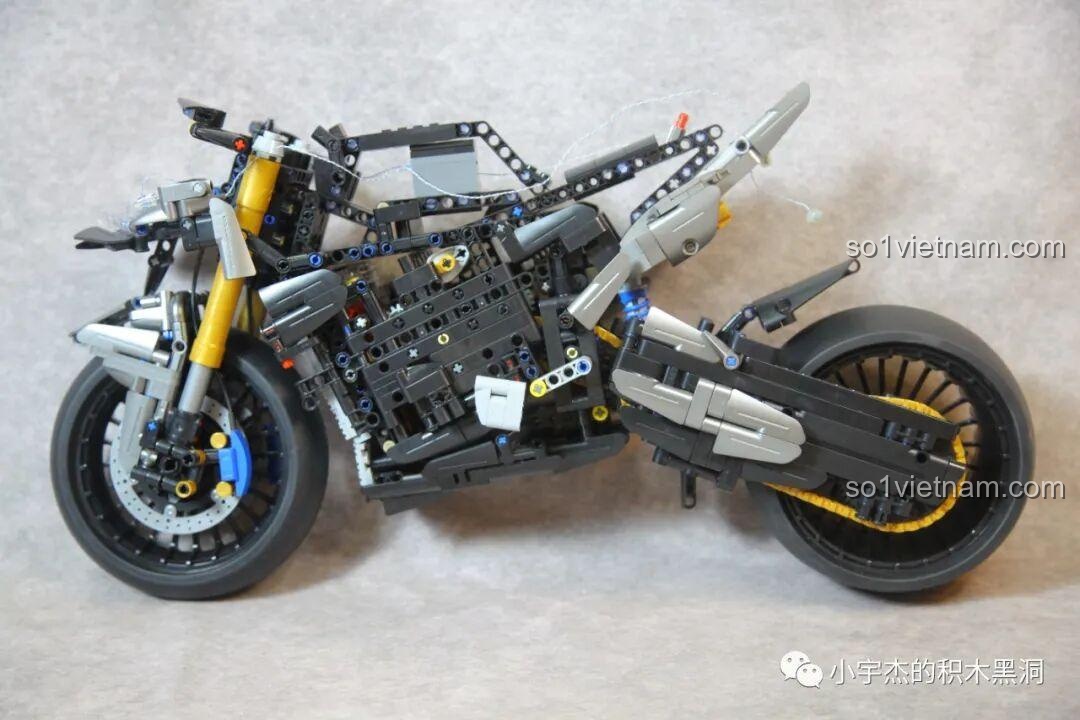 Bước lắp ráp thứ ba của bộ lắp ghép PanlosBrick 672106 Mô tô Tốc Độ Rapid, tập trung vào phần bánh sau, đồ chơi mô hình cho bé trai.