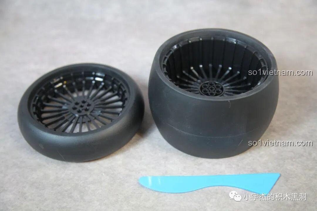 So sánh lốp xe của bộ lắp ghép PanlosBrick 672106 Mô tô Tốc Độ Rapid với lốp mô tô 1:5 thông thường, nổi bật lốp siêu rộng, đồ chơi chất lượng cao.