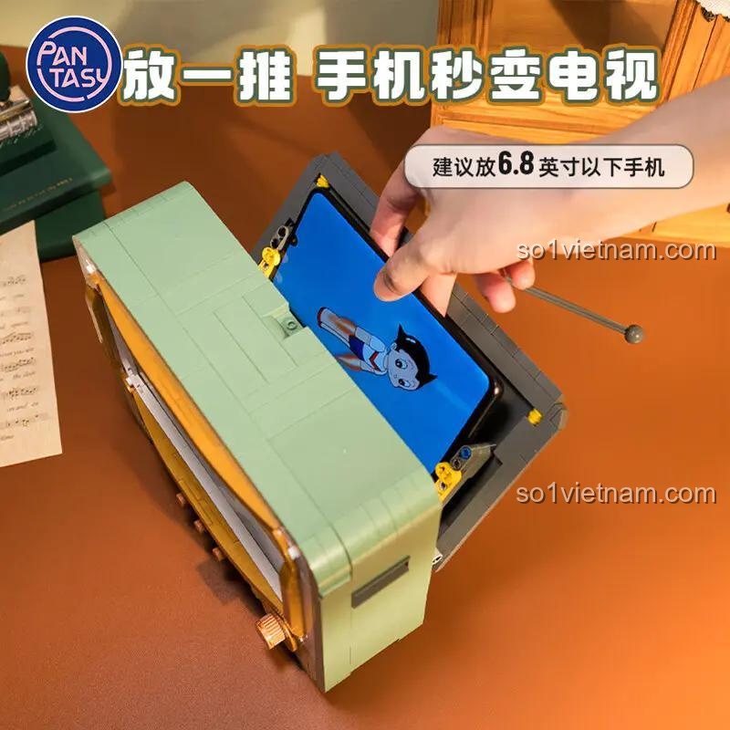 Hướng dẫn sử dụng đồ chơi mô hình Tivi hoài cổ 85001 làm giá đỡ và phóng đại điện thoại.