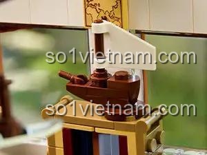 Mô hình thuyền nhỏ trang trí trong bộ lắp ghép Pantasy 85003, thể hiện nội thất chi tiết của cabin rừng