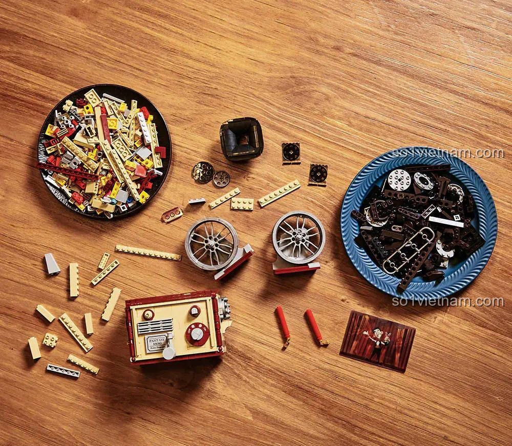 các mảnh ghép của bộ lắp ghép Pantasy 85010 Máy Chiếu Phim Retro, chất liệu nhựa ABS cao cấp, chi tiết tinh xảo
