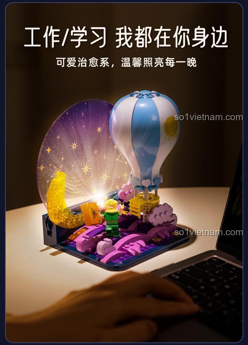 Mô hình Hoàng Tử Bé và Khinh Khí Cầu trang trí bàn làm việc, mang lại cảm giác thư giãn.