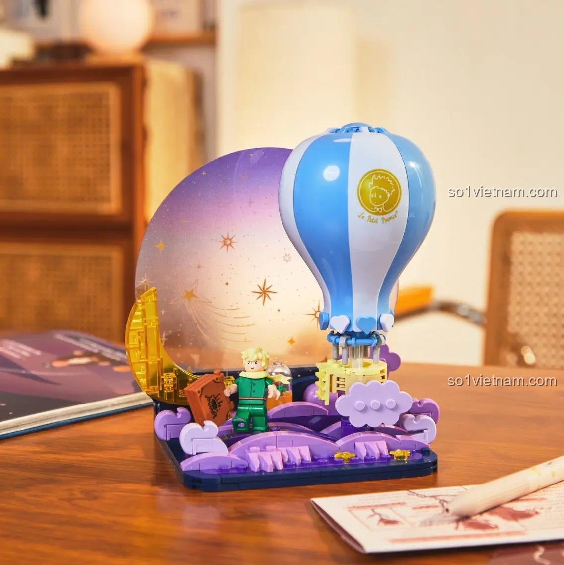 Mô hình Hoàng Tử Bé Pantasy 86308 trưng bày trên bàn học, một món đồ chơi trang trí đẹp mắt và sáng tạo.