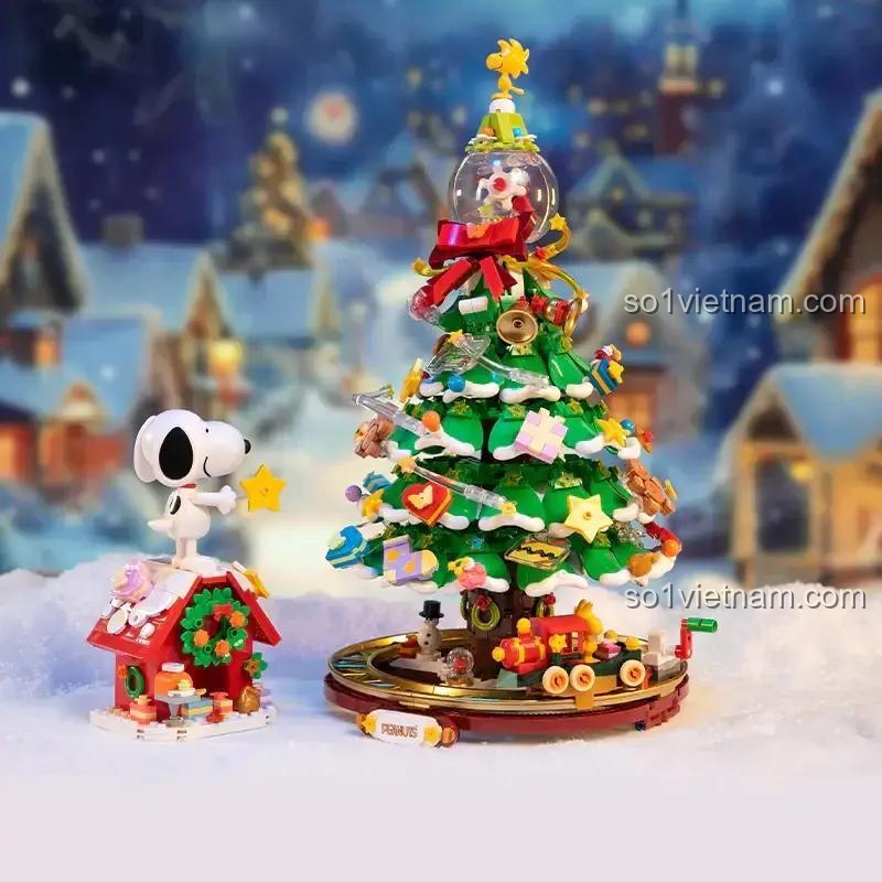 Mô hình Cây thông Noel Snoopy Pantasy 86909 trong khung cảnh Giáng sinh tuyết trắng, bộ lắp ghép Cây thông Noel Snoopy 1300 mảnh, đồ chơi mô hình cho bé 6 tuổi phát triển sáng tạo.