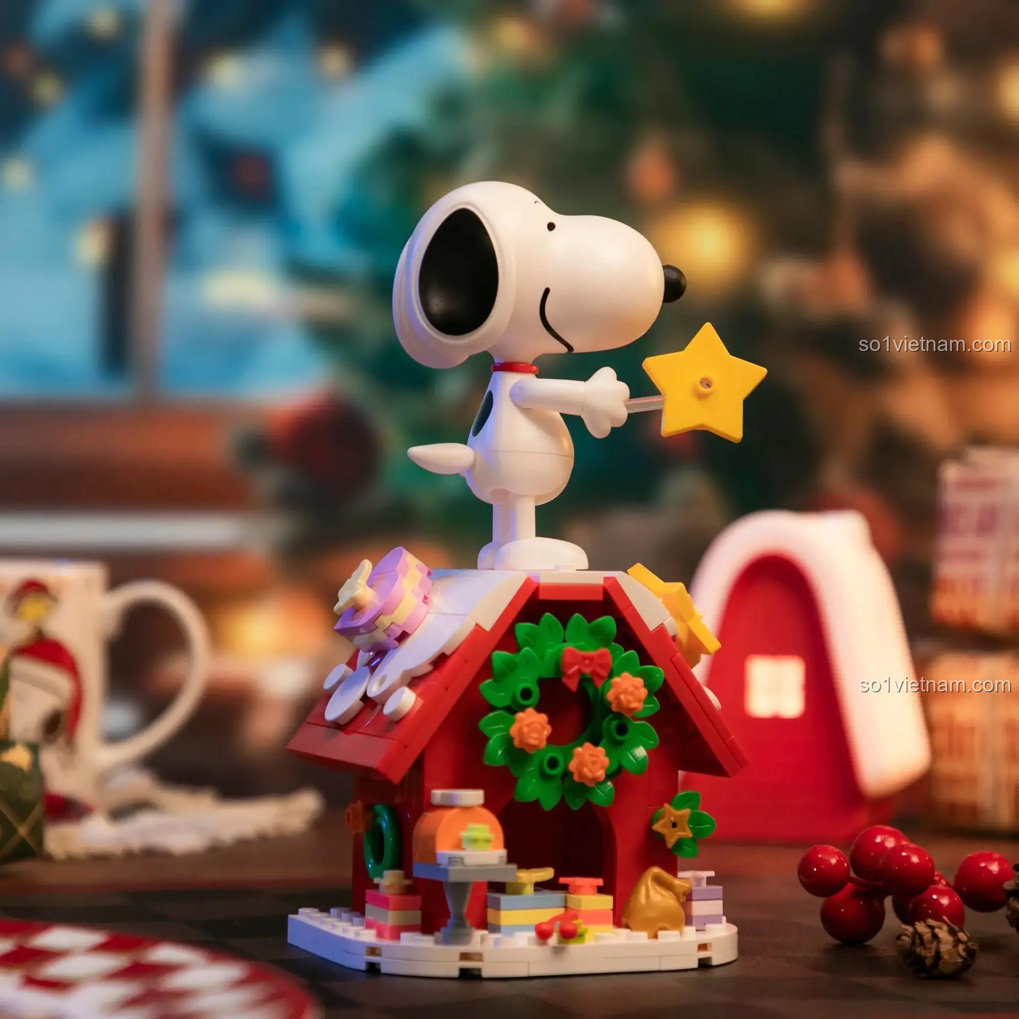 Chi tiết Snoopy và ngôi nhà chó trong bộ lắp ráp Pantasy 86909 Cây thông Noel Snoopy, đồ chơi lắp ghép 1300 mảnh, mô hình Cây thông Giáng sinh Snoopy cho bé 6 tuổi rèn luyện khéo léo.