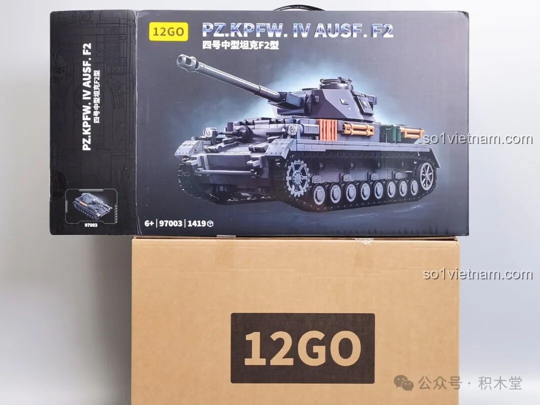 Các túi mảnh ghép được sắp xếp gọn gàng bên trong hộp bộ lắp ráp xe tăng Panzer IV F2 12GO
