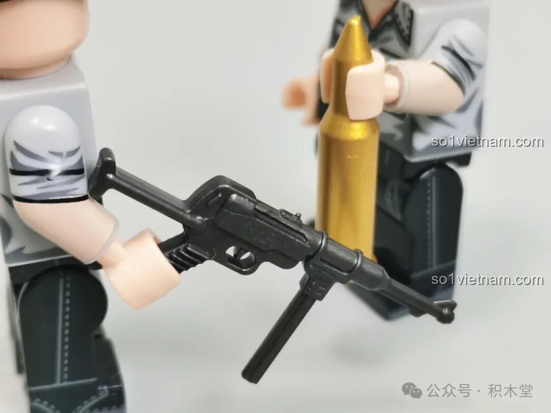 Mô hình xe tăng Panzer IV F2 12GO với các nhân vật minifigure được đặt vào