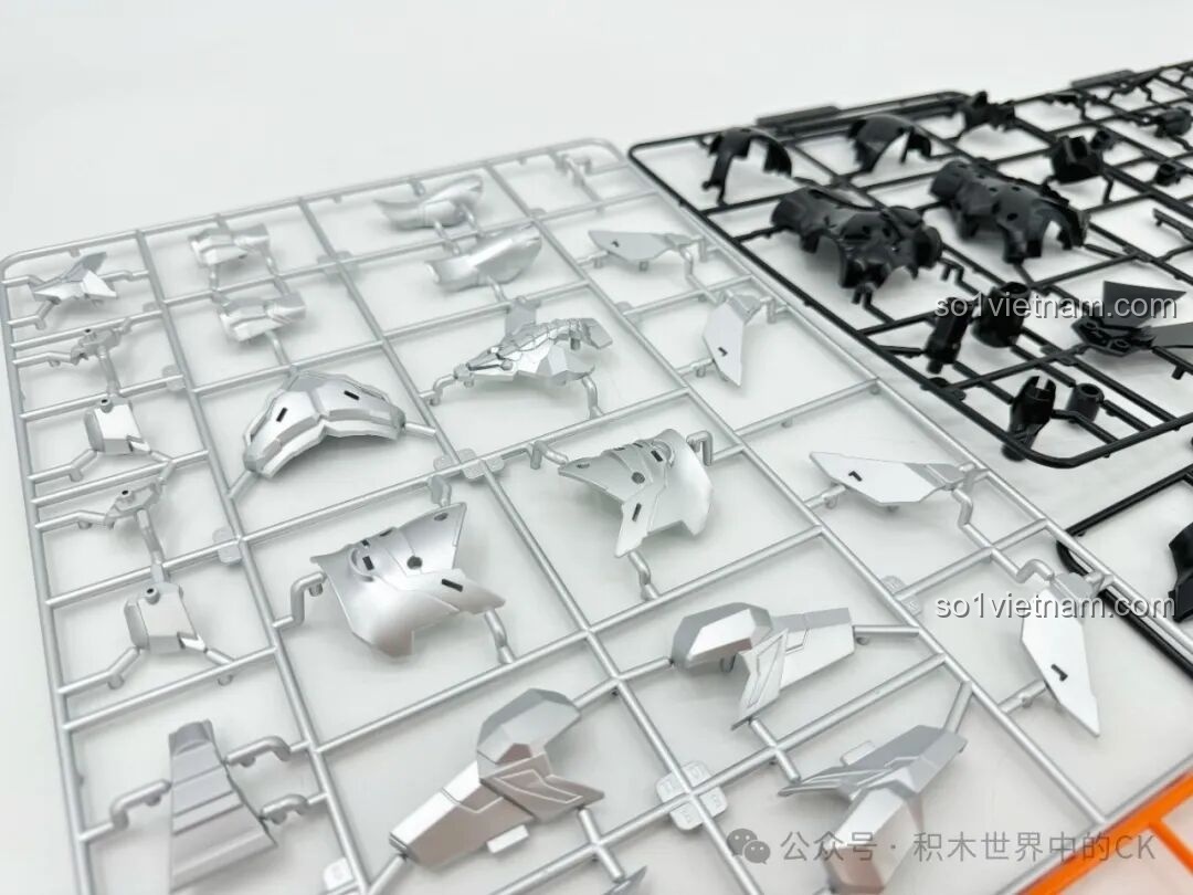 Các mảnh ghép màu bạc sáng bóng của bộ mô hình Robot Triệu Vân Keeppley 78032, thể hiện chất liệu nhựa cao cấp.