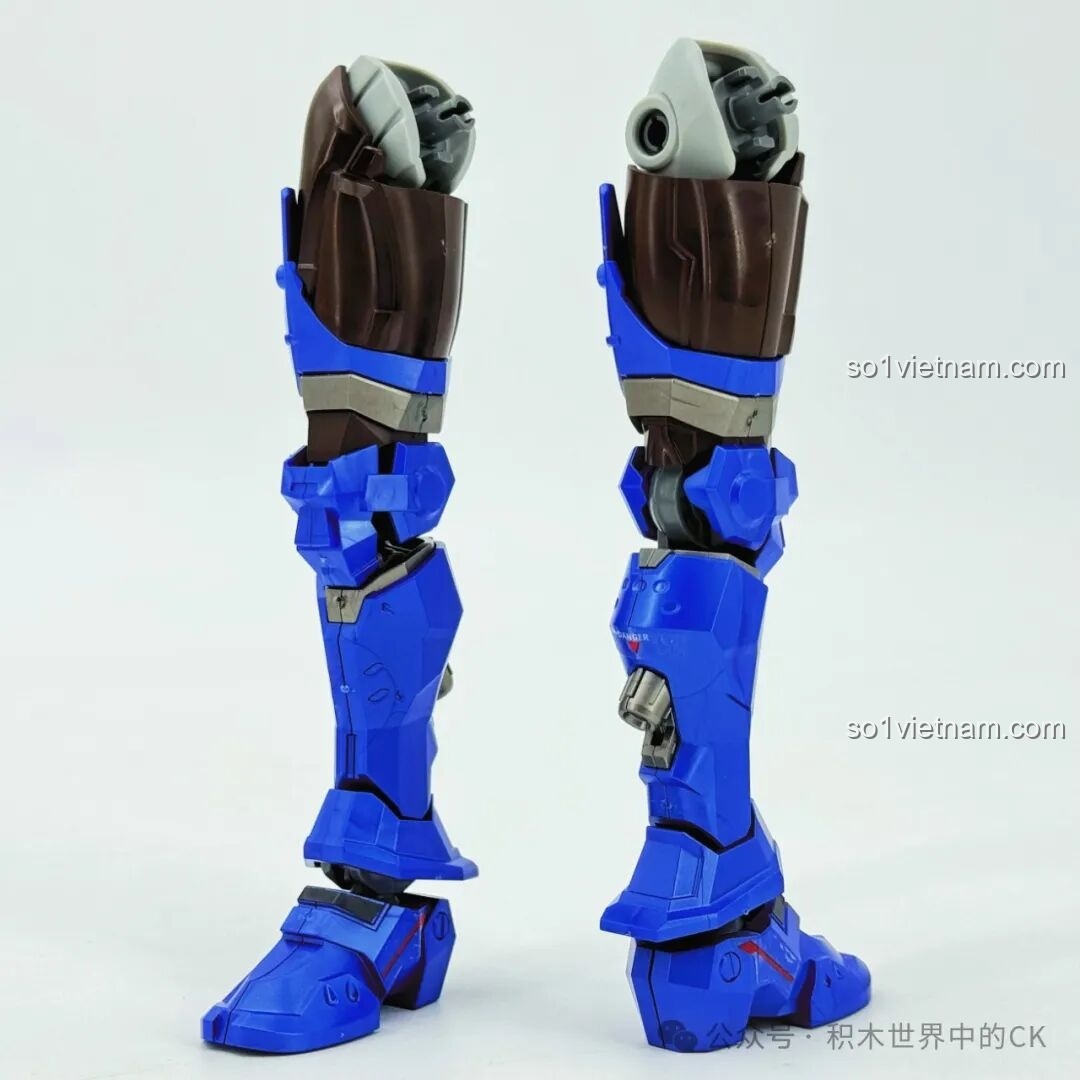 Hai phần chân của mô hình Mecha Miyamoto Musashi 78033 Keeppley đã được lắp ráp hoàn chỉnh.