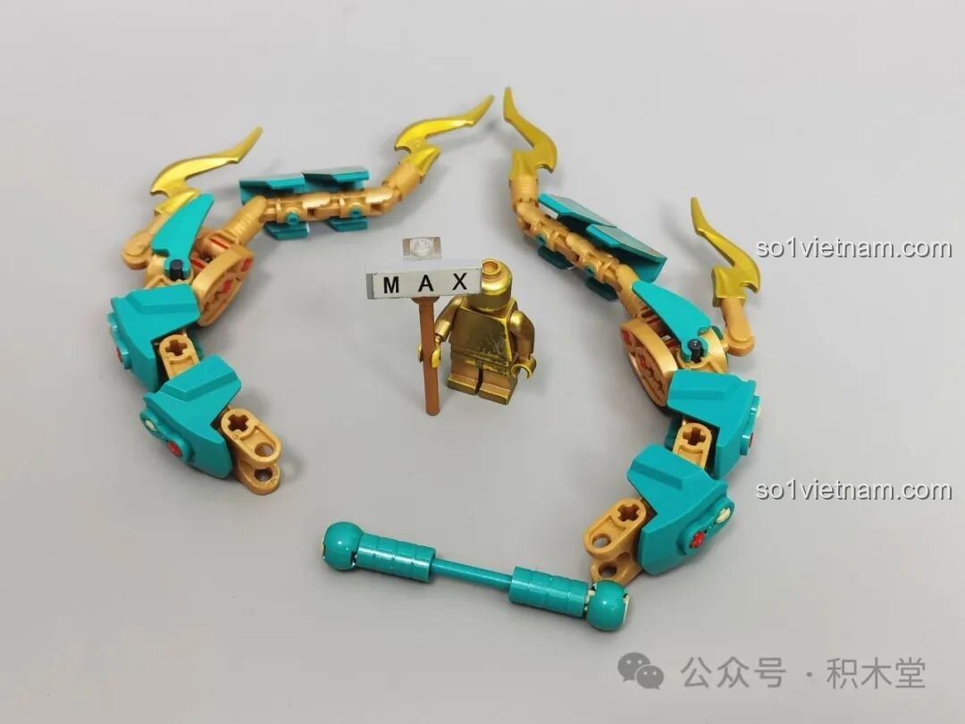 Phần đuôi của Thanh Long Cơ Giáp M38-B1235, với các khớp nối linh hoạt. Review Sluban 1235 Robot Rồng Xanh.