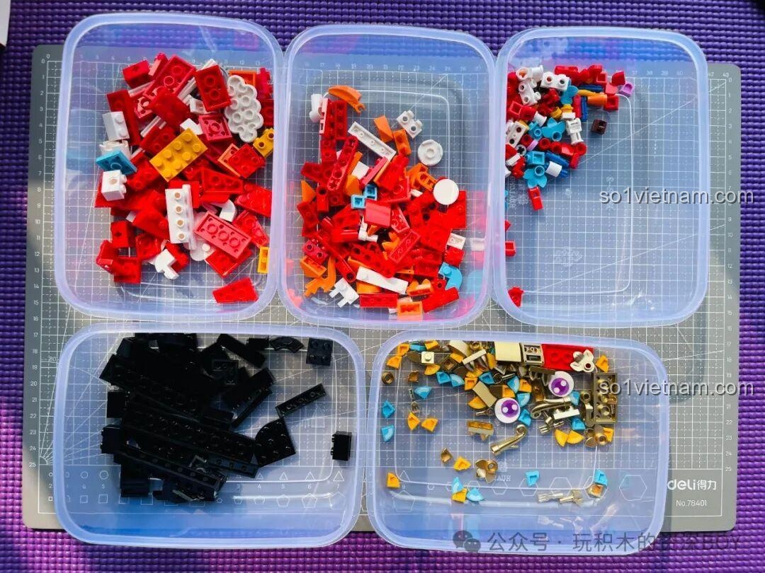 Các mảnh ghép của bộ lắp ráp Rồng Béo Trên Trời Gobricks G2401 được phân loại trong các khay nhựa.