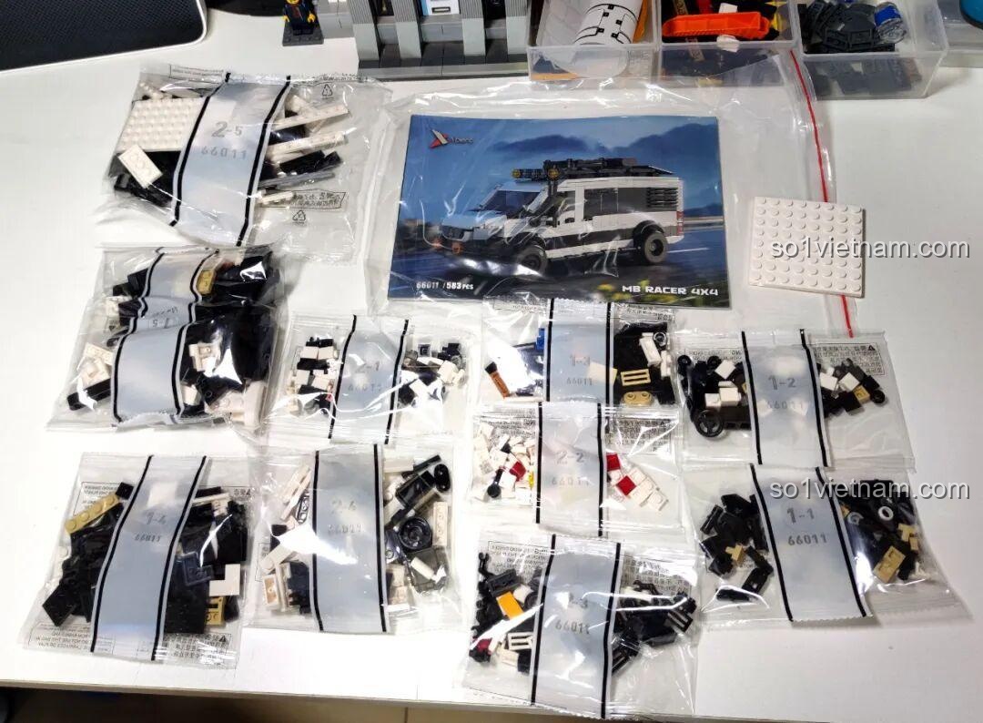 Các túi mảnh ghép được phân loại rõ ràng của bộ Xbert 66011 MB RACER 4X4, giúp quá trình lắp ráp xe địa hình 4x4 thuận tiện hơn.