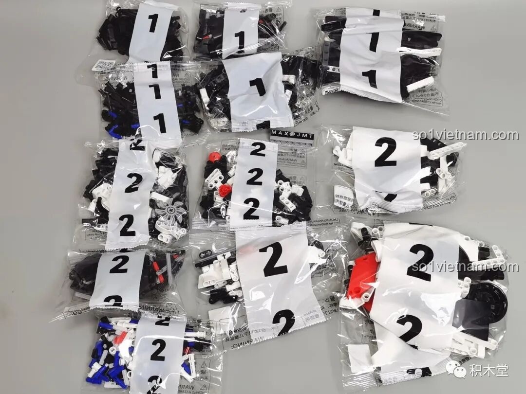 Các túi linh kiện được phân loại theo bước lắp ráp (1 và 2) của bộ đồ chơi Mô Hình Xe Đua OBLGPT09AIQI.