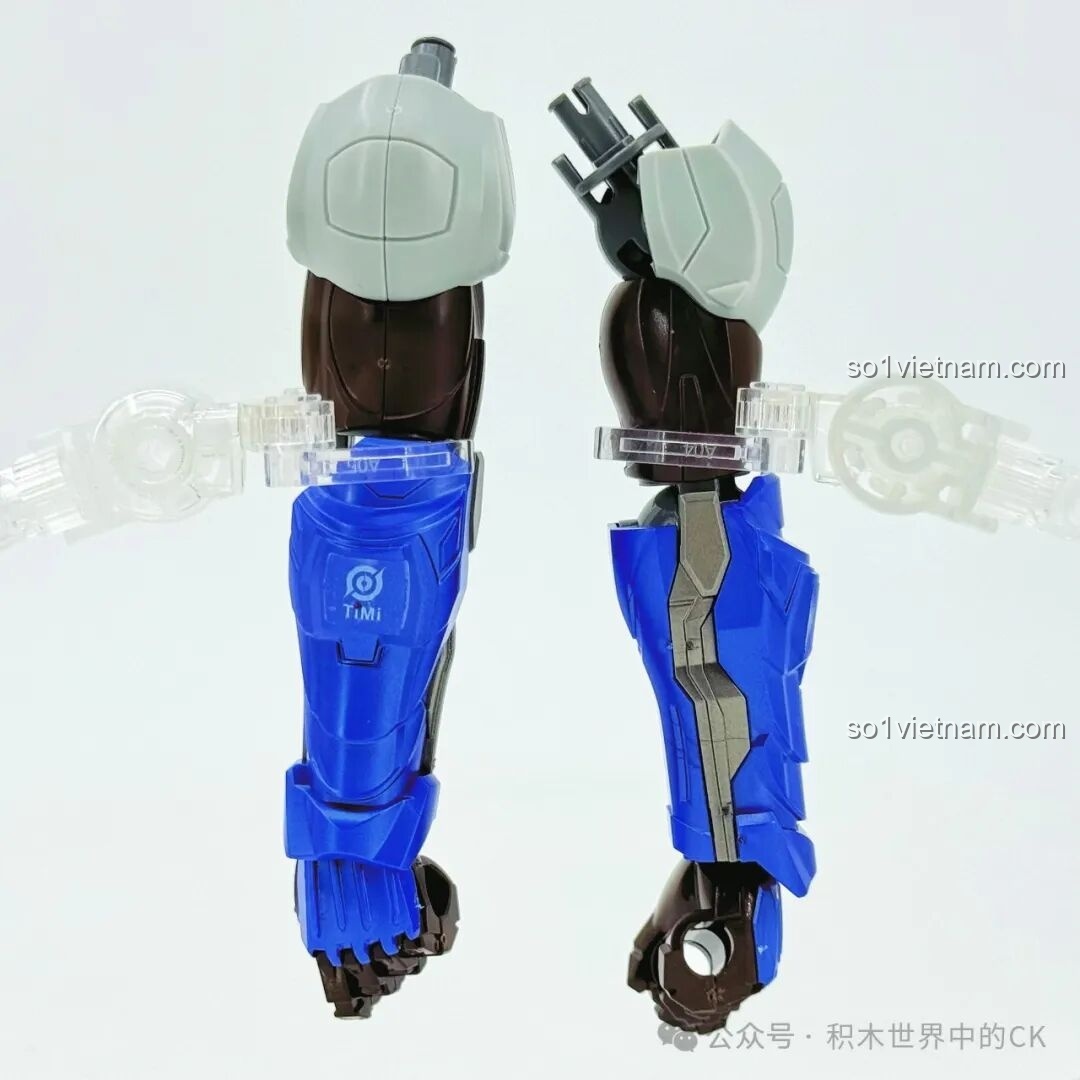 Hai phần tay của mô hình Mecha Miyamoto Musashi 78033 Keeppley đã được lắp ráp hoàn chỉnh.