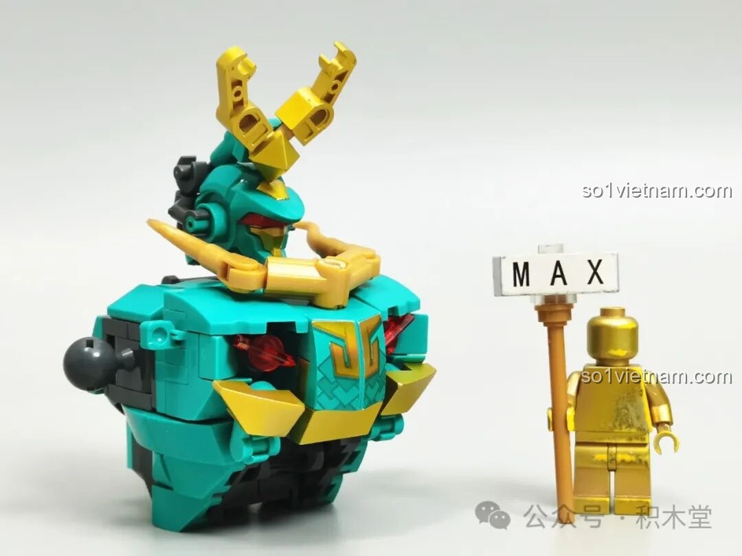 Phần thân trên của Thanh Long Cơ Giáp M38-B1235 đang dần thành hình, với đầu và vai. Đồ chơi mô hình Cơ Giáp Rồng Xanh 1235 tiết kiệm.