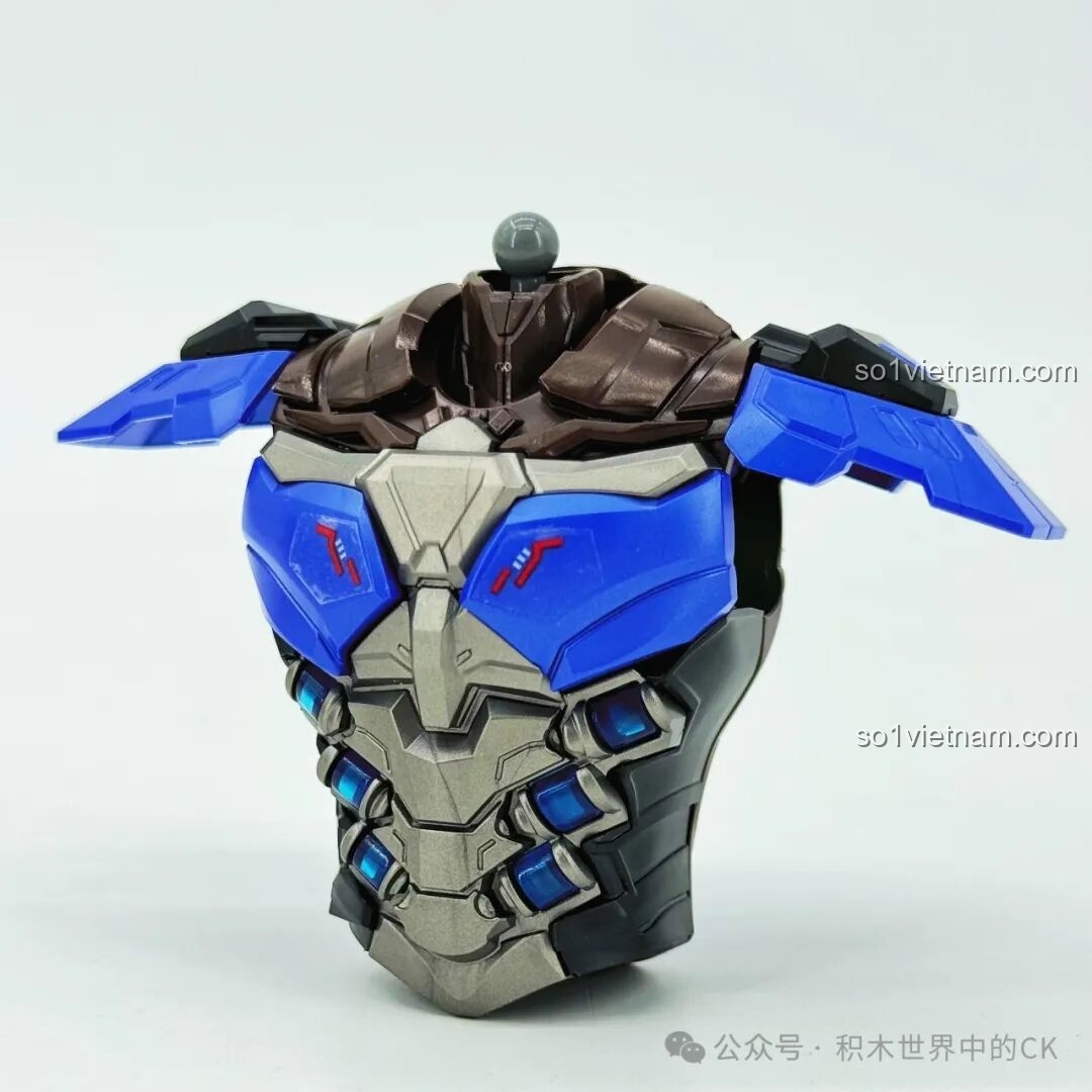 Phần thân trước của mô hình Robot Miyamoto Musashi 78033 Keeppley đang trong quá trình lắp ráp.