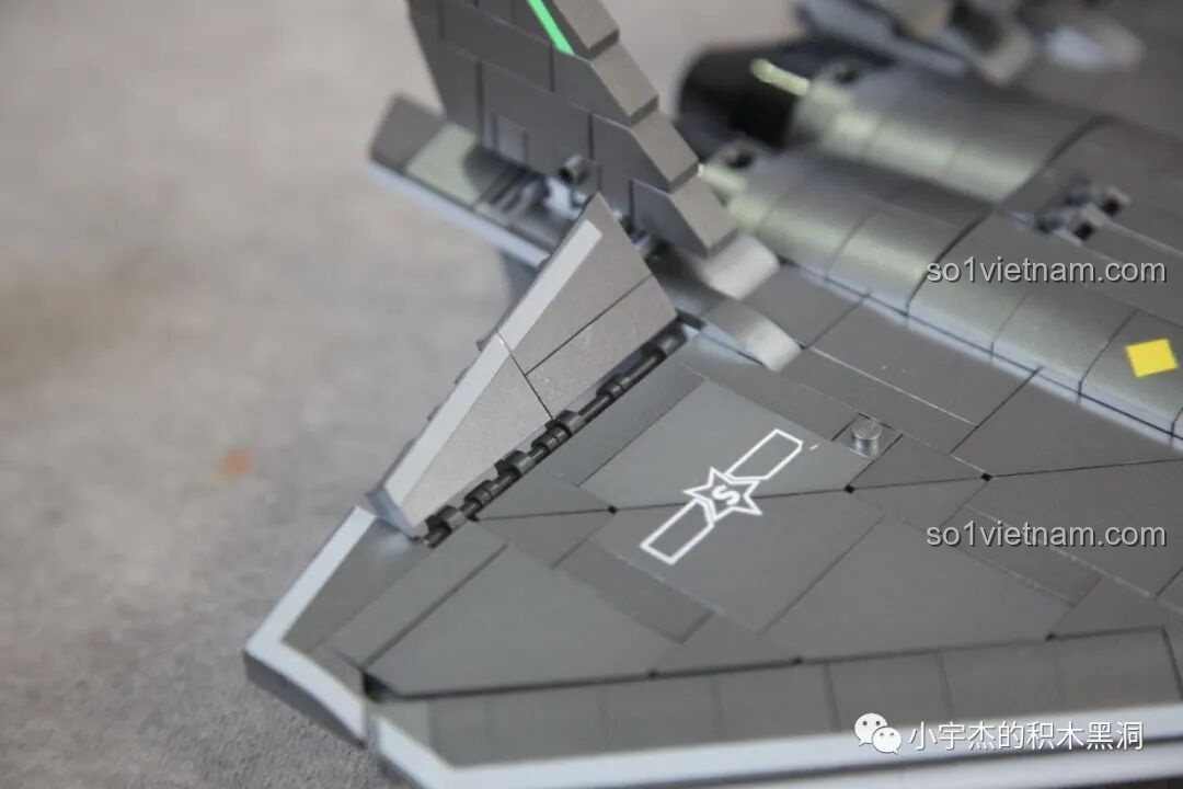 Cận cảnh minifigure phi công của Sluban J-20 M38-B1187 Tiêm Kích Tàng Hình, với chi tiết trang phục và biểu cảm gương mặt.