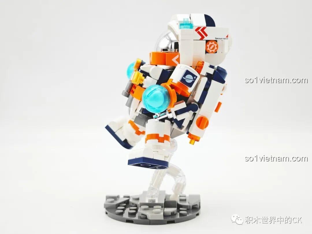 Mô hình phi hành gia JAKI JK8505 nhìn từ góc nghiêng bên trái, khoe các chi tiết decal và khớp nối.