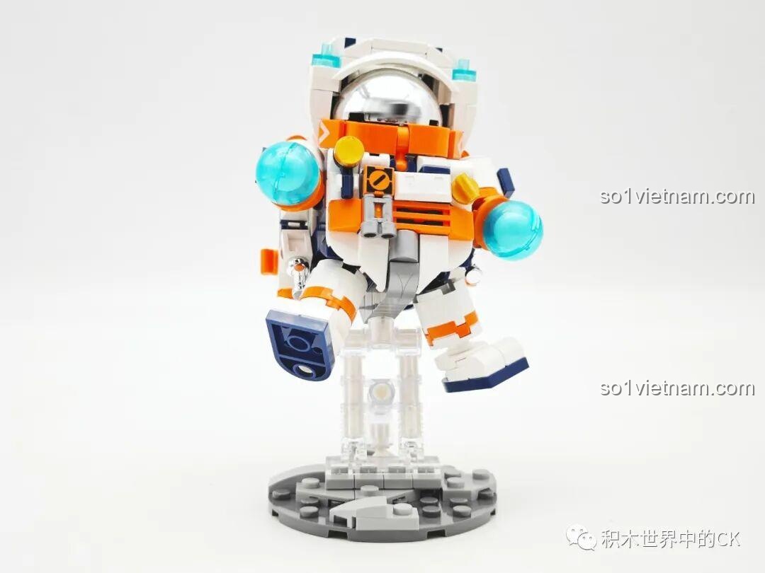 Góc nhìn chính diện của mô hình phi hành gia JAKI JK8505, nổi bật với các chi tiết màu cam và xanh.