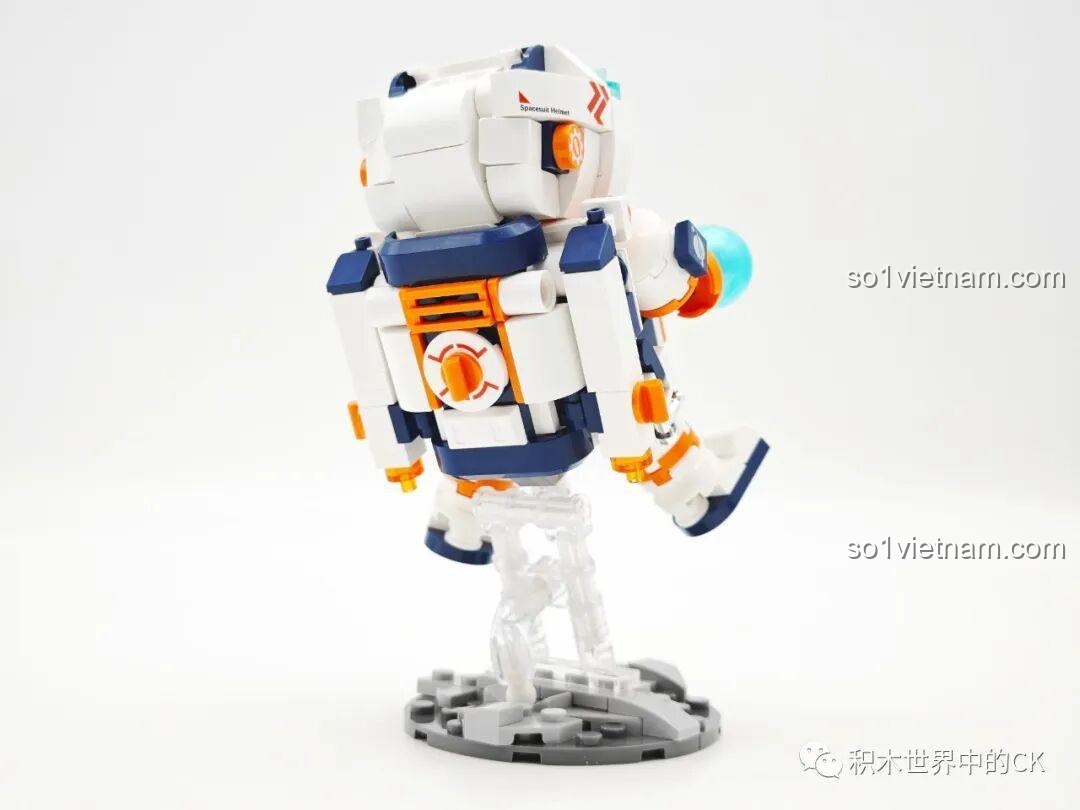 Mặt sau của mô hình phi hành gia JAKI JK8505 với chi tiết bình oxy và hệ thống hỗ trợ sự sống.