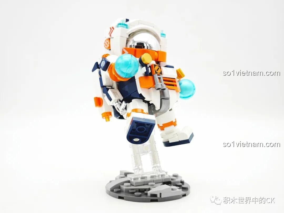 Mô hình phi hành gia JAKI JK8505 được tạo dáng đang bay lơ lửng, thể hiện sự linh hoạt của các khớp nối.