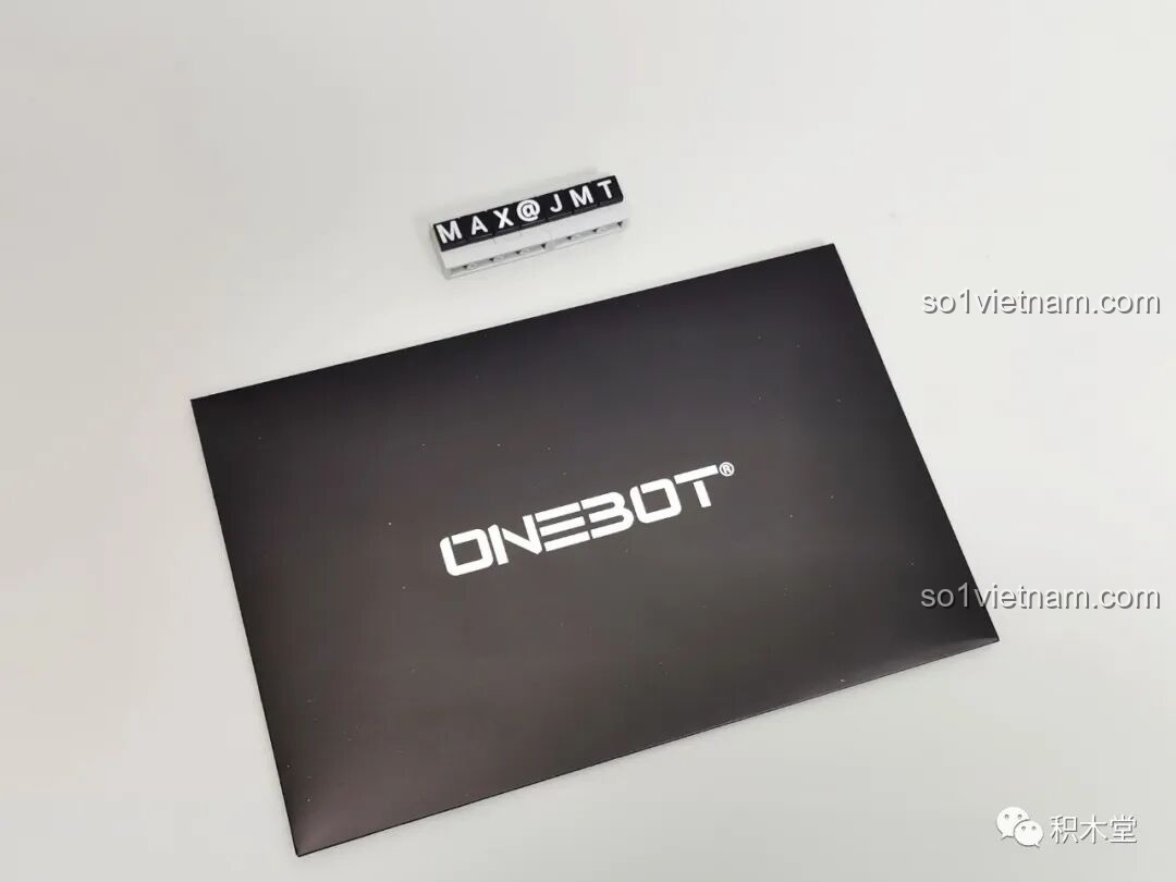 Phong bì màu đen đặc trưng của ONEBOT, chứa sách hướng dẫn và các tài liệu đi kèm bộ lắp ráp Xe Đua Off-road 09AIQI.