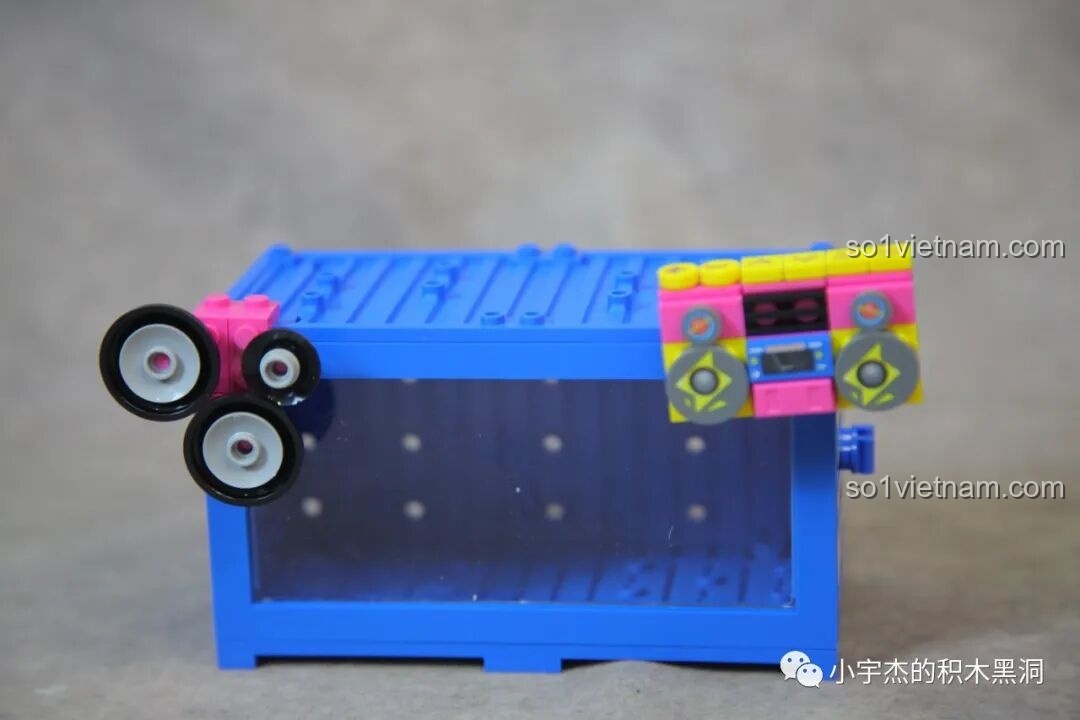 Mô hình loa và radio cassette được lắp từ các mảnh ghép của bộ Sembo 714508, dùng để trang trí trên nóc container.