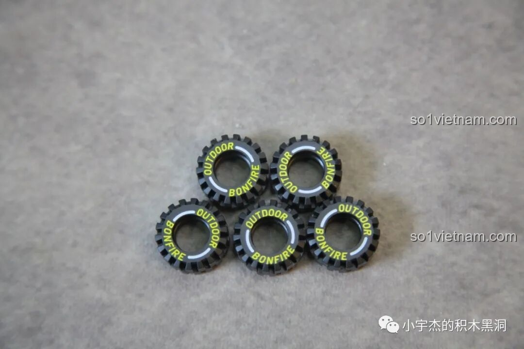 Các phụ kiện dã ngoại của bộ Sembo 714509, bao gồm cây xương rồng, đống lửa, biển báo và trụ nước.