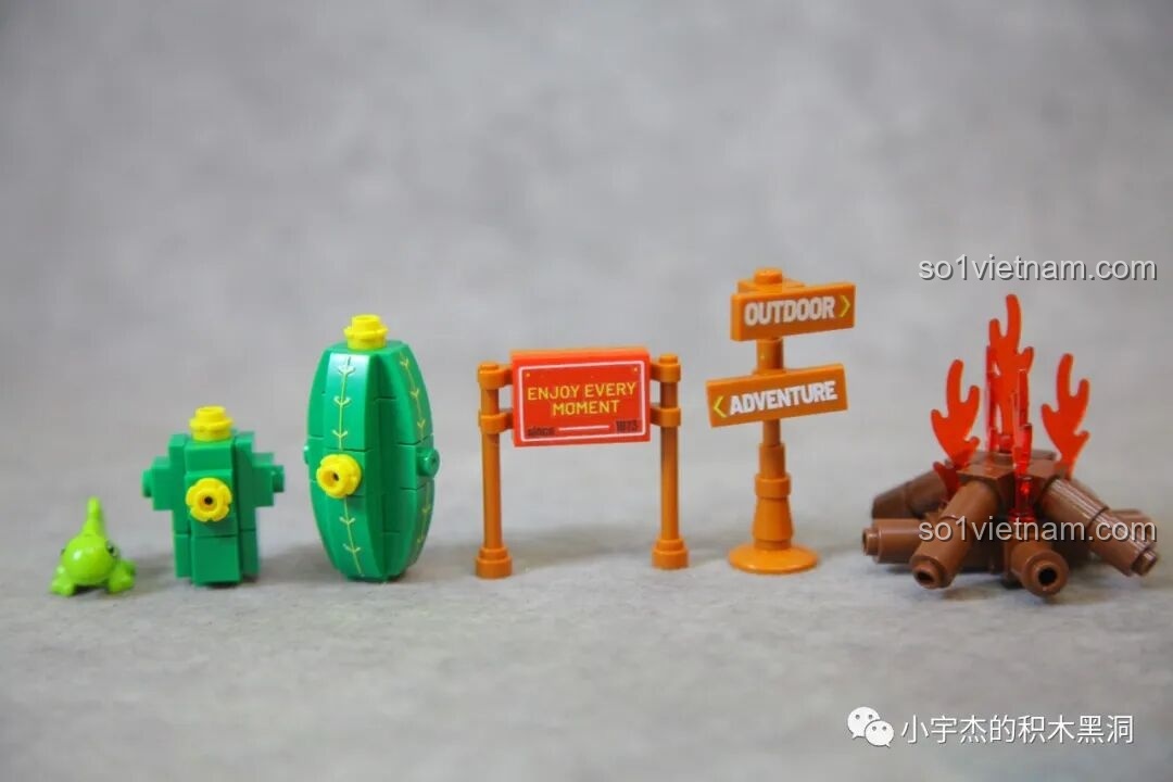 Các phụ kiện dã ngoại của bộ Sembo 714509, bao gồm cây xương rồng, trụ nước, biển báo và đống lửa trại.