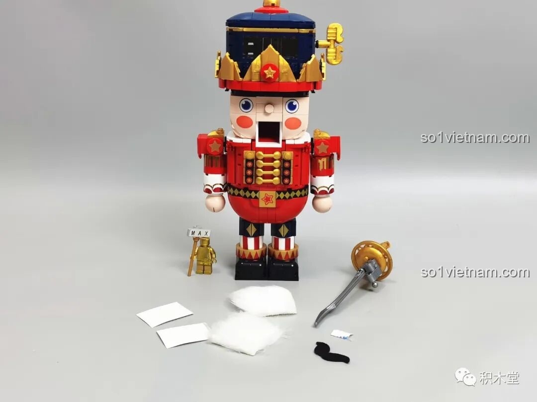 Các phụ kiện như râu, tóc, kiếm và giấy trò chơi của bộ JAKI JK8225 sau khi lắp xong phần thân.