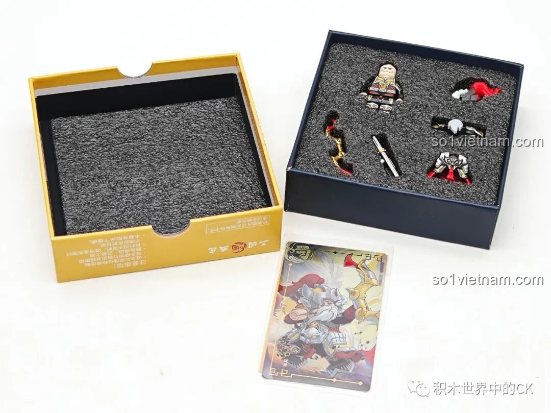 Các phụ kiện bên trong hộp minifigure Hoàng Trung Kuzhao Studio 11774, bao gồm thẻ nhân vật, vũ khí và các mảnh giáp.