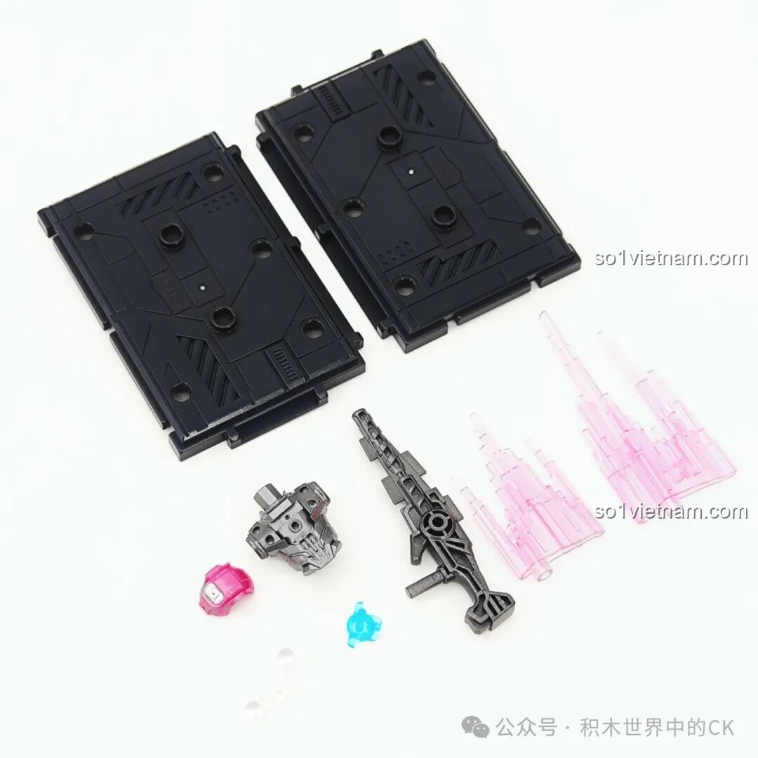 Các phụ kiện rời của mô hình Elita-1 Blokees, bao gồm đế, vũ khí, hiệu ứng và các bộ phận đầu.