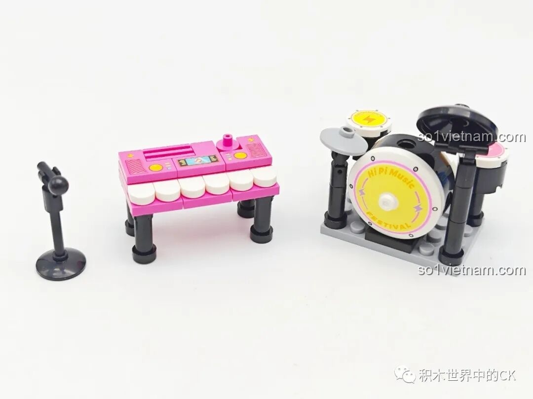 Các phụ kiện sân khấu trong bộ đồ chơi Container ban nhạc rock 714508 hợp túi tiền, gồm đàn, trống và micro.