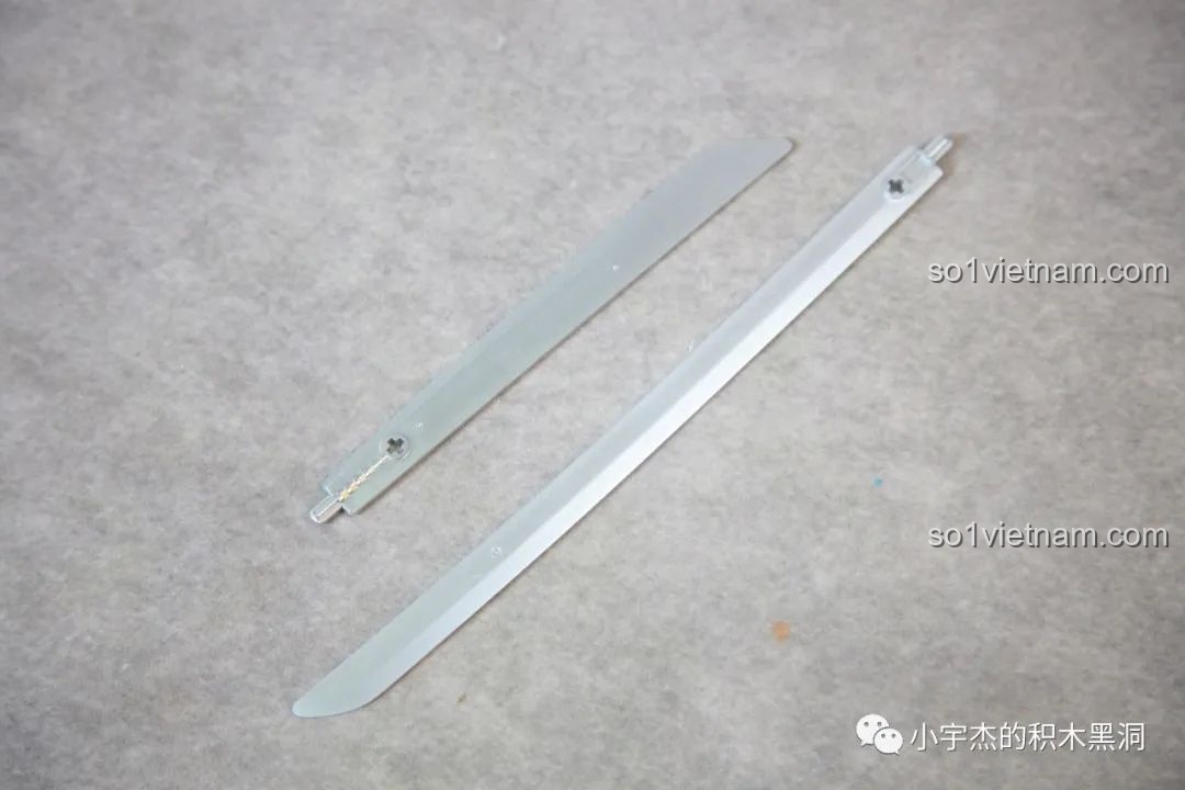 Hai thanh kiếm katana đặc biệt được sơn bạc, phụ kiện vũ khí của Sluban M38-B1183 Cơ Giáp Sĩ Kai Bọc Thép Nặng, nhìn rất 