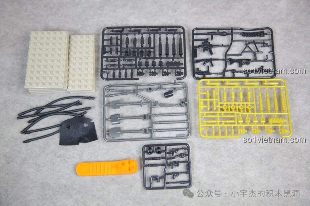 Các vỉ phụ kiện và vũ khí đi kèm trong bộ đồ chơi mô hình Xe tăng hạng trung Panzer V Panther Quan Guan siêu tiết kiệm.