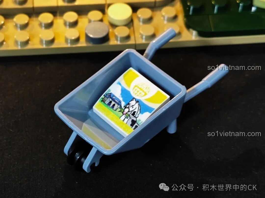 Chi tiết phụ kiện xe cút kít chở túi thức ăn cho ngựa trong bộ lắp ráp FunWhole F9080.