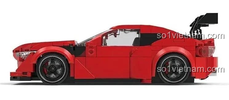 Cận cảnh bên hông của mô hình xe Toyota GT86 màu đỏ tỉ lệ 1:32 từ bộ lắp ghép Pinbo PB8832, thể hiện thiết kế khí động học, phù hợp cho bé trai 6 tuổi