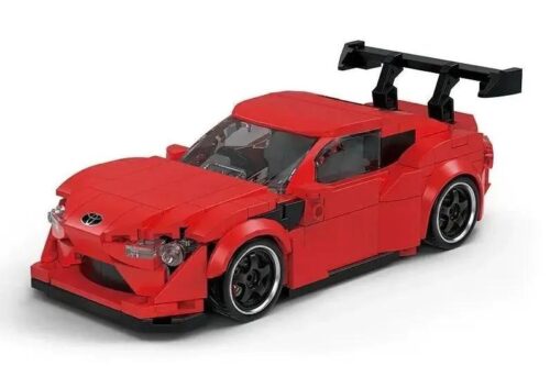 Mô hình xe Toyota GT86 màu đỏ tỉ lệ 1:32 từ bộ lắp ghép Pinbo PB8832, có cánh gió lớn, bánh xe thể thao, phù hợp cho bé trai 6 tuổi